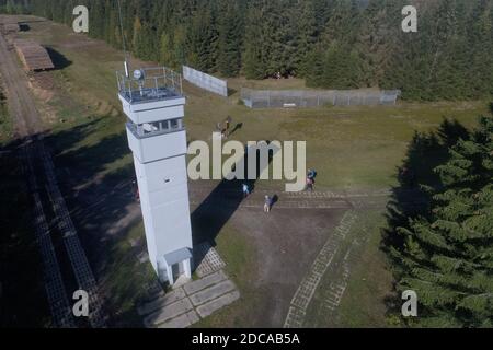 Sorge, Deutschland. September 2020. Das Grenzmuseum im Harz informiert über die Teilung Deutschlands. Im Grenzmuseum Sorge im Harz steht ein ehemaliger Aussichtsturm. Die innerdeutsche Grenze lief einst hier. Das Grenzmuseum Sorge ist ein Freilichtmuseum, das von einem Verein unterstützt wird und mit dessen Ziel es ist, durch Originalobjekte Wissen über die Teilung Deutschlands an zukünftige Generationen zu vermitteln. Quelle: Matthias Bein/dpa-Zentralbild/ZB/dpa/Alamy Live News Stockfoto