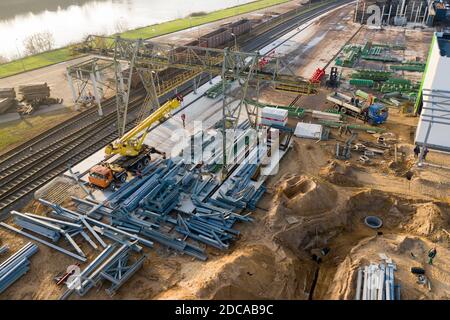 MOSTY, WEISSRUSSLAND - OKTOBER 2020: Installation einer neuen Produktionsstätte in einer Holzbearbeitungsfabrik. Stockfoto