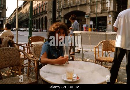 Maria Ketikidou sitzt bei einem Milchshake in Palma auf Mallorca, Spanien 1988. Stockfoto