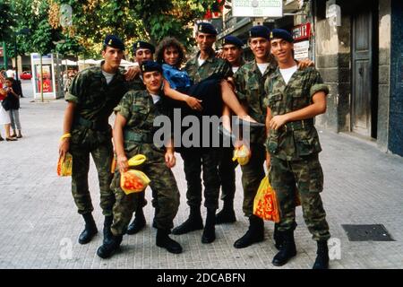 Maria Ketikidou wird von spanischen Soldaten auf Mallorca auf den Arm gehoben, Spanien 1988. Stockfoto