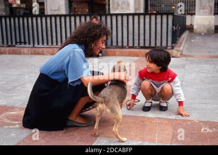 Maria Ketikidou trifft in Palma auf Mallorca ein Kind mit seinem Hund, Spanien 1988. Stockfoto