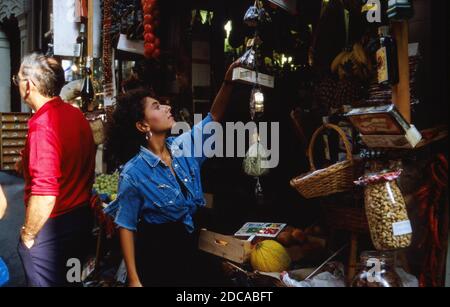 Maria Ketikidou stöbert in einem Basar in Palma auf Mallorca, Spanien 1988. Stockfoto