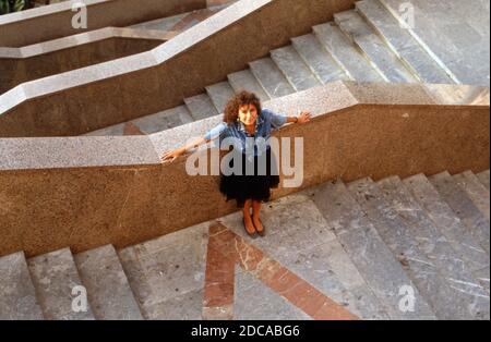 Maria Ketikidou an einer Treppe in einer Fußgängerzone auf Mallorca, Spanien 1988. Stockfoto