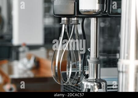 Industrielle Mischer im Regal in der Nähe des Ladens Stockfoto