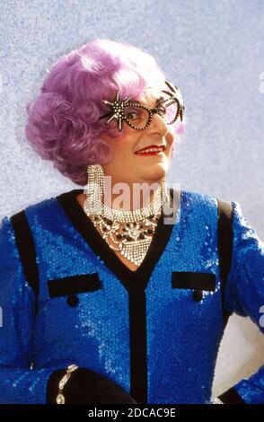 Hollymünd, Sonntagnachmittags-Show vom WDR-Gelände in Köln-Bocklemünd, Deutschland 1987 - 2001, mit dabei: Dame Edna Everage aka Barry Humphries Stockfoto