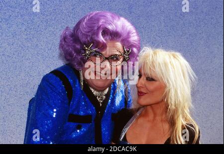 Hollymünd, Sonntagnachmittags-Show vom WDR-Gelände in Köln-Bocklemünd, Deutschland 1987 - 2001, mit dabei: Dame Edna Everage aka Barry Humphries und Doro Pesch Stockfoto