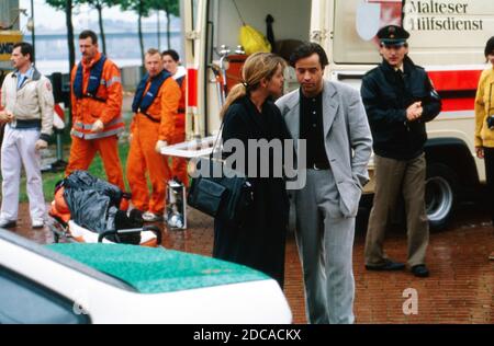 Die Partner, Fernsehserie, Deutschland 1995 - 1996, beim Dreh der Episode 'der Sturm', Darsteller: Ann Kathrin Kramer, Jan Josef Liefers Stockfoto