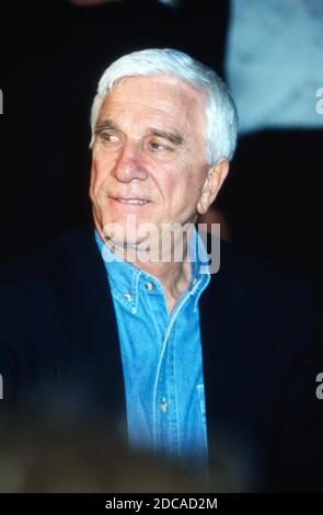 Leslie Nielsen, amerikanischer Schauspieler, bei der Premiere eines Films 'Leslie Nielsen ist sehr verdünnt' aka 'Unrechtskräftig beschuldigt' im Cinedom in Köln, Deutschland 1998. Stockfoto