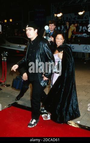 Regisseur Thomas Jahn mit Freundin Raquel bei der Premiere der Komödie 'Kai Rabe gegen die Vatikankiller' im Kino 'Lichtburg' in Essen, Deutschland 1998. Stockfoto