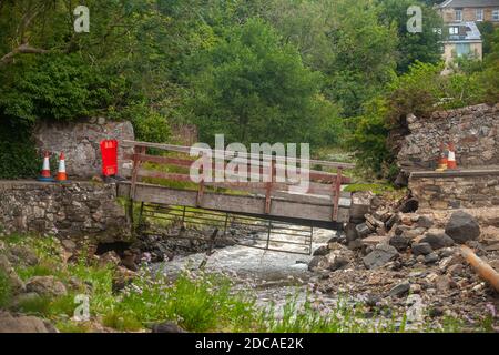 Eine Fußgängerbrücke entlang des Fife Coastal Path ist weggespült Nach starkem Regen Stockfoto