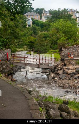 Eine Fußgängerbrücke entlang des Fife Coastal Path ist weggespült Nach starkem Regen Stockfoto