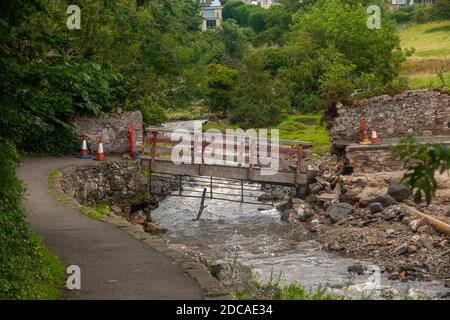 Eine Fußgängerbrücke entlang des Fife Coastal Path ist weggespült Nach starkem Regen Stockfoto