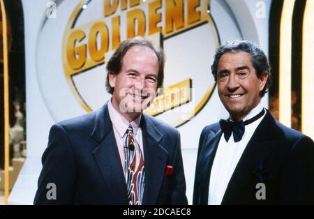 Max Schautzer, deutscher TV-Moderator, in der Spielshow 'die goldene eins' mit dem Schweizer Sänger und Schauspieler Vico Torriani, Deutschland um 1991. Stockfoto