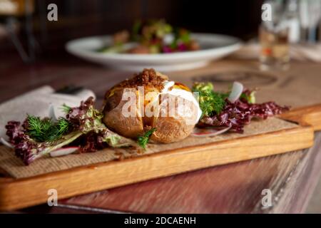 Gebackene ganze Kartoffeln mit Kräutern Stockfoto