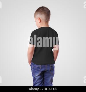 Kinder casual clothes template, schwarzes T-Shirt auf junge, Rückansicht, isoliert auf Hintergrund im Studio. Mockup von gebrandeten Kinderkleidung zur Präsentation von d Stockfoto