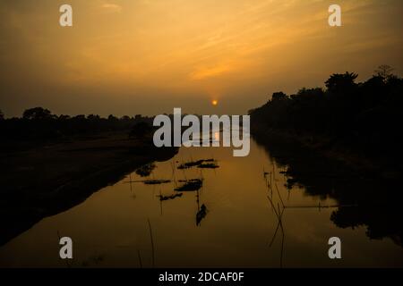 Sonnenuntergang Blick mit See und Fluss am Abend in Kaziranga Assam, Indien. Stockfoto