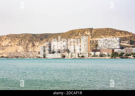 Panoramablick auf die Albufera-Gebäude vom blauen mittelmeer Meer mit den Bergen dahinter Stockfoto