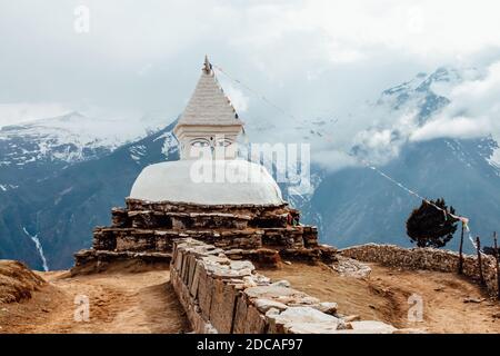 Schöne traditionelle weiße Stein Stupa mit Budda Augen im Himalaya, Nepal. Stockfoto