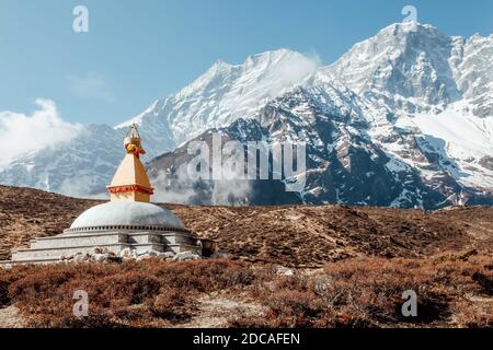 Schöne traditionelle weiße Stein Stupa mit Budda Augen im Himalaya, Nepal. Stockfoto