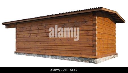 Die Wände des neuen No Name Dorf Scheune Schuppen sind aus Kiefernholz gemacht. Isoliert auf Weiß Stockfoto