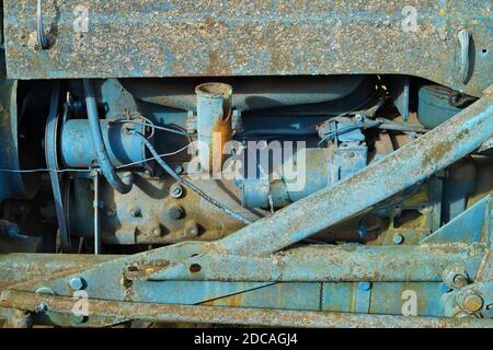 Rostigen vintage kleine Traktoren Dieselmotor blau lackiert Stockfoto