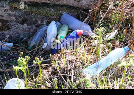 Plastikmüll aus dem Meer an der Küste gespült Stockfoto