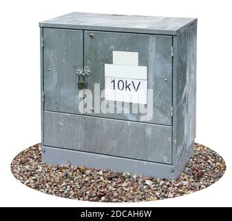 Kleine geschlossene Stahlbox mit zehn Kilovolts elektrische Anlagen. Isoliert auf Weiß Stockfoto