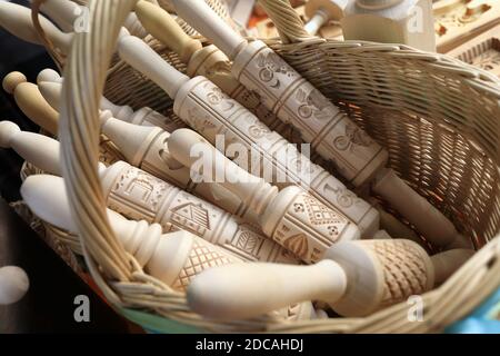 Verschiedene hölzerne Rollnadeln im Korb auf Markttheke Stockfoto