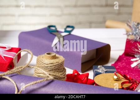 Geschenkverpackungsstation für Heimwerker. Schöne weihnachtsgeschenke Weihnachten Verpackung Station Konzept Seitenansicht mit Kopierraum Stockfoto
