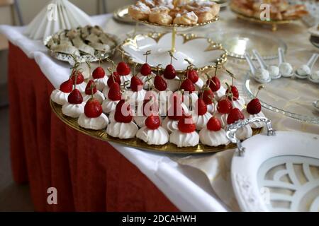 Teller mit Kuchen am Buffet im Hotel Stockfoto