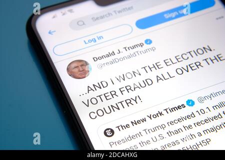 Twitter bezeichnete den offiziellen Tweet von Donald Trump, "Ich HABE DIE WAHL GEWONNEN", als "entmutigt". Die Seite wird auf dem Smartphone-Bildschirm angezeigt. Konzept. Selektiver Fokus Stockfoto