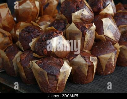 Nahaufnahme mehrerer frisch gebackener brauner Schokolade Cupcakes oder Muffins im Einzelverkauf, Blick aus dem hohen Winkel Stockfoto