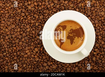 Nahaufnahme weiße Tasse auf Untertasse, voller Espresso-Kaffee mit Weltkarte auf Schaumkrema, über Hintergrund geröstete Kaffeebohnen, erhöhte Ansicht von oben, direkt Stockfoto