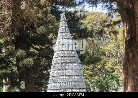 Weihnachtsbaum aus weggeworfenen und recycelten Plastikflaschen Stockfoto