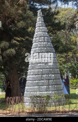 Weihnachtsbaum aus weggeworfenen und recycelten Plastikflaschen Stockfoto