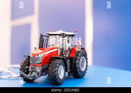 Kleiner landwirtschaftlicher Traktor Seitenansicht Stockfoto