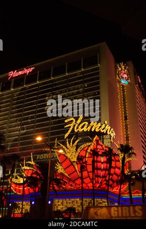 Nachtansicht von außen auf das Hotel und das Casino Flamingo in Las Vegas, Nevada. Stockfoto