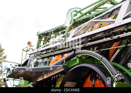 Teil der Landwirtschaft Maschine Nahaufnahme mit Hydrauliksystem, Stahlrohre, Industriewerkzeuge Ausrüstung, Traktor oder Harvester, getönte Stockfoto