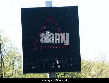 Ein Verkehrsstau Warnschild auf der Straße Stockfoto