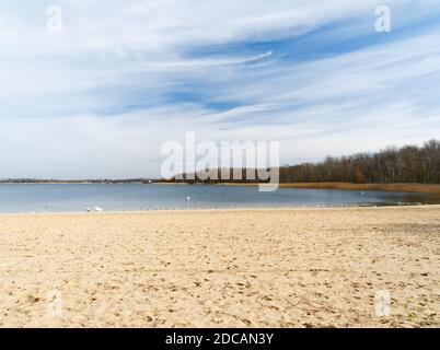 Ein perfekter Tag am Sandstrand am See Pogoria III. Stockfoto