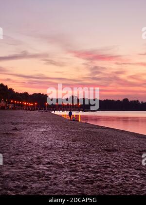 Sonnenuntergang voller Farben am See Pogoria III. Stockfoto