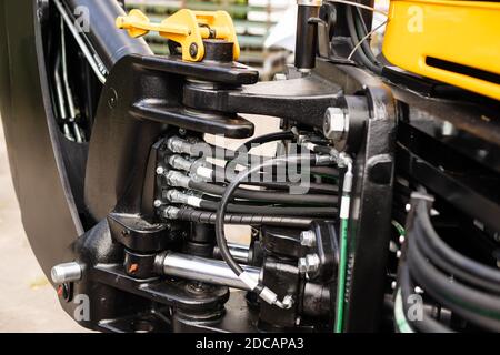 Teil der Landwirtschaft Maschine Nahaufnahme mit Hydrauliksystem, Stahlrohre, Industriewerkzeuge Ausrüstung, Traktor oder Harvester, getönte Stockfoto