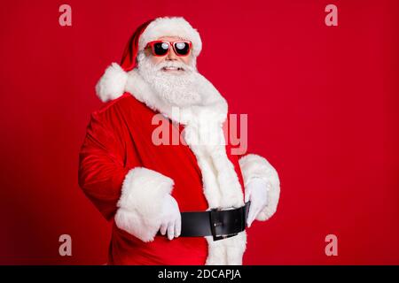 Portrait von seinem er schön schönen Inhalt fröhlich fröhlich dick Bärtiger Weihnachtsmann Vater trägt warme Wintersaison festliche Kleidung isoliert Strahlend lebendig Stockfoto
