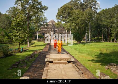 Baphuon ist ein schöner Tempelberg aus dem 11. Jahrhundert mit steilen Treppen Führt die Besucher auf eine Terrasse, die eine der bietet Die beste Aussicht in Angkor Stockfoto