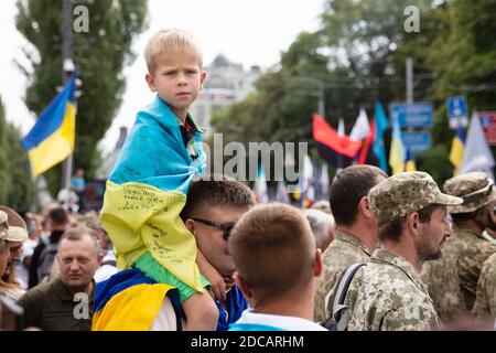 KIEW, UKRAINE - 24. Aug 2020: Marsch der Verteidiger der Ukraine anlässlich des 29. Jahrestages der Unabhängigkeit der Ukraine auf Chreschtschatyk, Kiew. Stockfoto