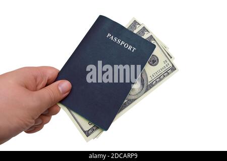 Pass und Geld in den Händen eines Mannes auf weißem Hintergrund. Der Mensch bestochen, indem er Geld in seinen Pass legt Stockfoto