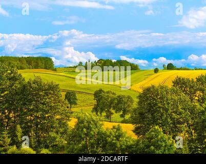 Landwirtschaftliche Landschaft mit polnischen Feldern und blau bewölktem Himmel oben. Polnische Landschaft im Sommer. Stockfoto