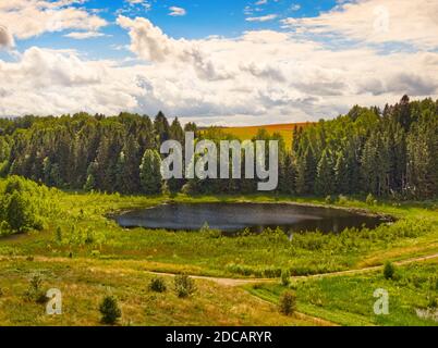 Ein Blick auf die Landschaft am See in Stanczyki, Suwalszczyzna in Polen. Ein See in der Mitte des Bildes mit Wald und Himmel im Hintergrund. Stockfoto