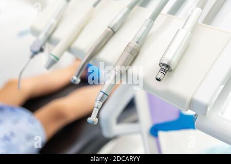 Zahnmedizinisches Instrument in der Stomatologie Klinik. Druckluftregnungsdüse. Professionelle Zahnarzt Werkzeuge und Geräte bei kieferorthopädischen Arzt medizinische eingestellt Stockfoto