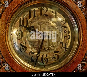 Ein Ziffernblatt ist der Teil einer analogen Uhr, die die Zeit durch die Verwendung eines flachen Zifferblatts mit Bezugsmarken und sich drehenden Zeigern anzeigt Stockfoto